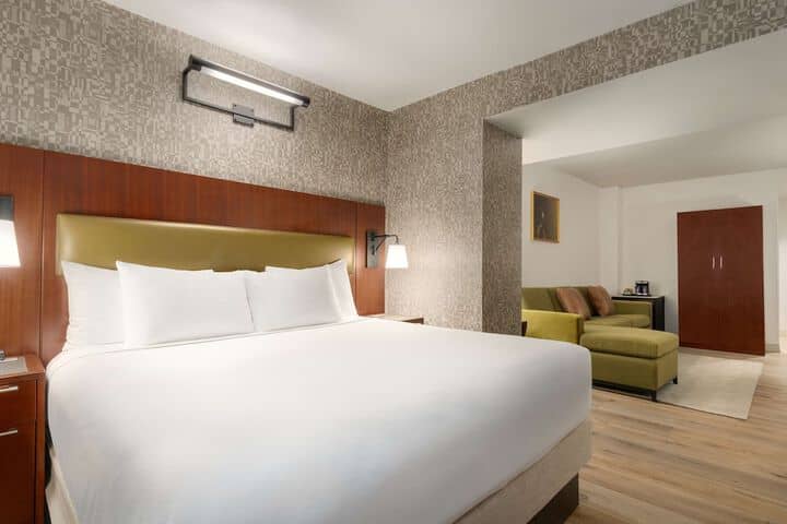 Room 6 of 34